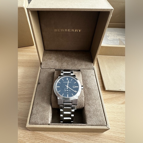 Burberry watch - Picture 1 of 12